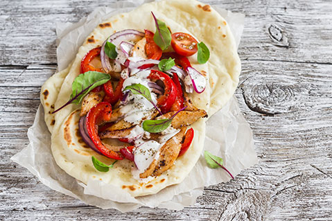Attēls at grilētas vistas gaļas tortilju ar kanēli